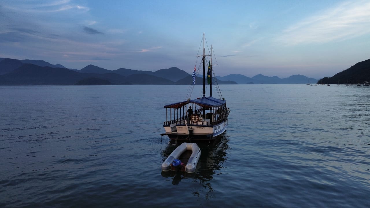 Escuna navegando em Ubatuba