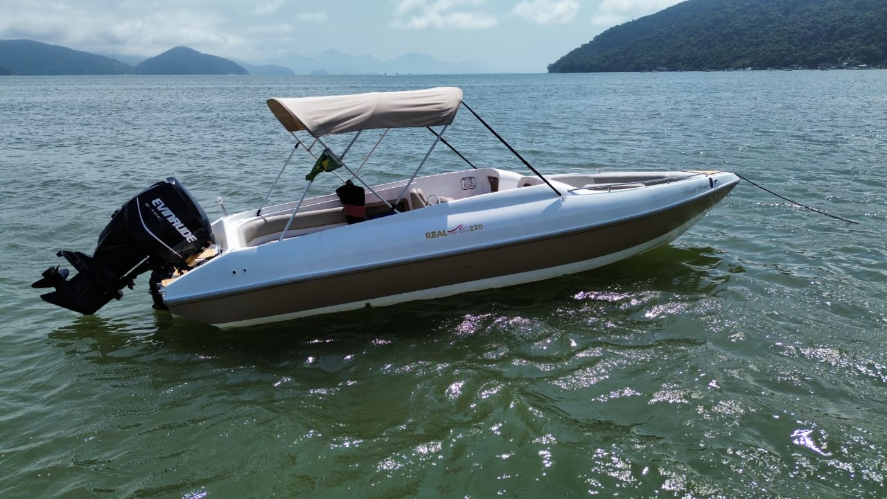 Interior da lancha privativa